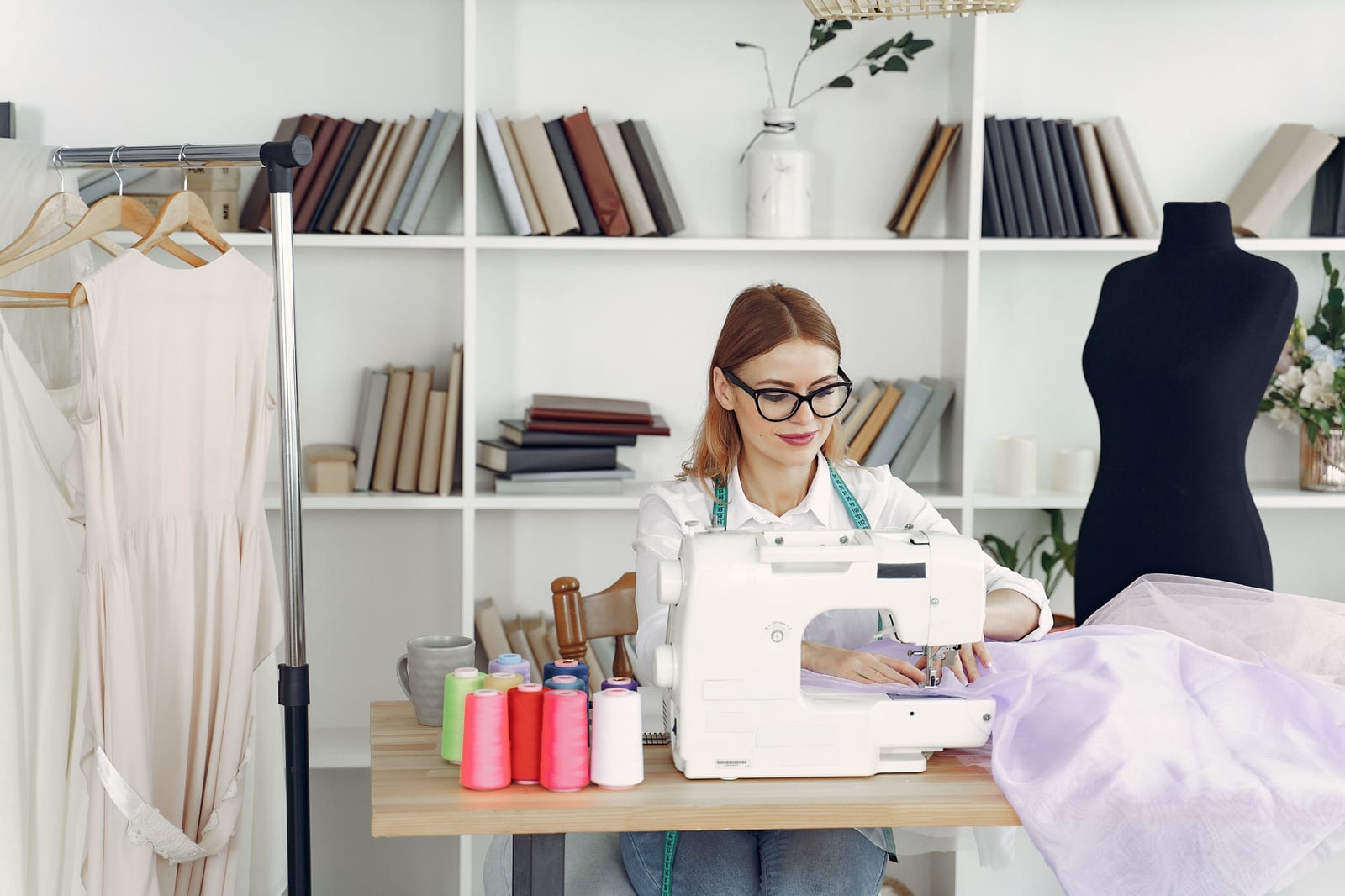 Näharbeit an einer Industrie-Nähmaschine im Atelier